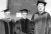 民國77年6月10日-俄亥俄大學頒發榮譽法學博士學位，與校長Dr.Charles J.Ping及圖書館館長李華偉傳博士合影。