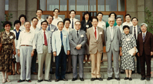 民國79年9月-組團參訪大陸圖書館界於北京大學圖書館前留影。