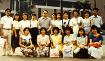 民國74年06月-社教系74級圖館組參觀國立中央圖書館〈提供者/吳粦輝〉