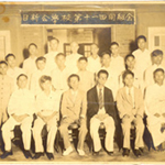 鄧雨賢在台北日新公學校的教師合照(前排右三)
