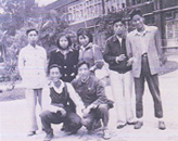 李華偉博士(前排右一)與師院教育系班友於1952年本校合影照片。