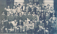 李華偉博士(三排左四)參加本校服務團合影。