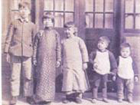 1936年李華偉博士(左三)兄弟姊妹於南京合影。