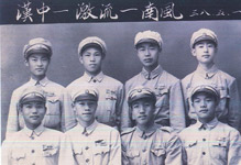 1947-1949李華偉博士(前排右二)於桂林漢民中學就讀高一與高二。