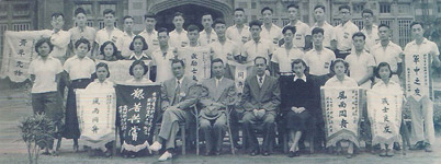 1950-1954李華偉博士(後排右五)參加本校課外活動照片。