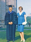 1965年李華偉博士於美國匹茲堡大學獲得主修教育副修圖書館學的哲學博士學位，與夫人Mary Kratochvil合照。