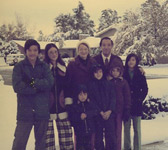 1975年，冬，李華偉博士應美國科羅拉多州立大學之聘回到美國擔任圖書館副館長，全家合照。