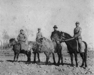 慰勞戰士，右二梁實秋，左一盧冀野，1940。