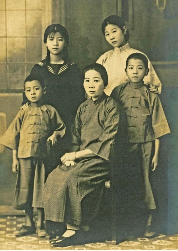王育霖與生母毛新春，左起育德、錦碧、錦香、育霖