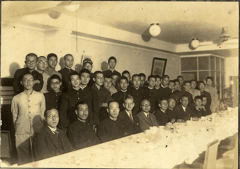 台北高校生徒の食事会、前列左から四人目がジョージ・ヘンリー・カー