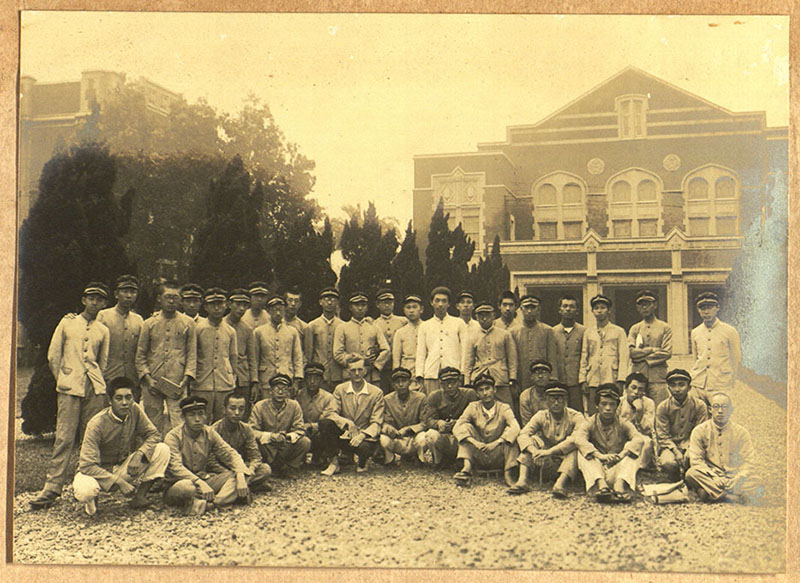 台北高校生徒と講堂前にて。前列左から六人目がジョージ・ヘンリー・カー