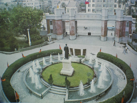國立臺灣師範大學時期的蔣公銅像