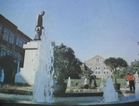 國立臺灣師範大學時期的蔣公銅像